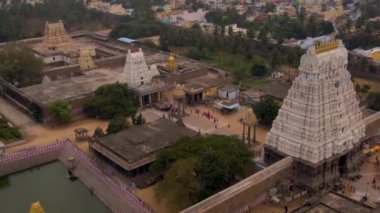 Vrindavan, 5000 tapınağın şehri. Hindistan, havadan 4K derecelendirilmemiş.