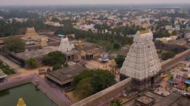 Vrindavan, 5000 tapınağın şehri. Hindistan, havadan 4K derecelendirilmemiş.