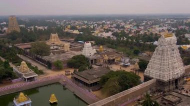 Vrindavan, 5000 tapınağın şehri. Hindistan, havadan 4K derecelendirilmemiş.