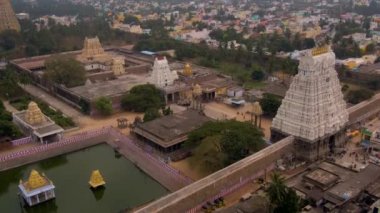 Vrindavan, 5000 tapınağın şehri. Hindistan, havadan 4K derecelendirilmemiş.