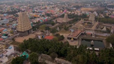 Güney Hindistan kutsal tapınağı Gopuram Srirangam Trichi, Hindistan, 4k hava manzaralı