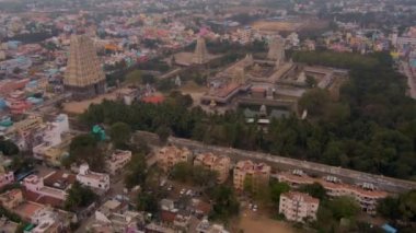 Güney Hindistan kutsal tapınağı Gopuram Srirangam Trichi, Hindistan, 4k hava manzaralı