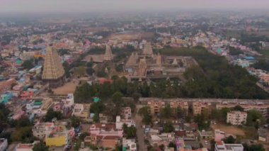 Güney Hindistan kutsal tapınağı Gopuram Srirangam Trichi, Hindistan, 4k hava manzaralı
