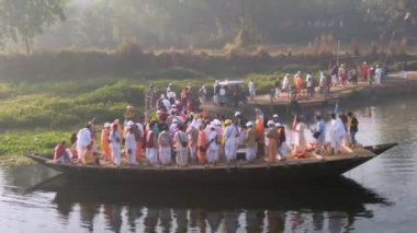 Mayapur, Hindistan - 19 Mart 2019: Hare Krishna seyyahları nehir kıyısındaki bir teknede geçit töreni