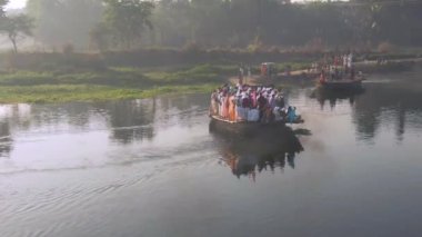 Mayapur, Hindistan - 19 Mart 2019: Hare Krishna seyyahları nehir kıyısındaki bir teknede geçit töreni