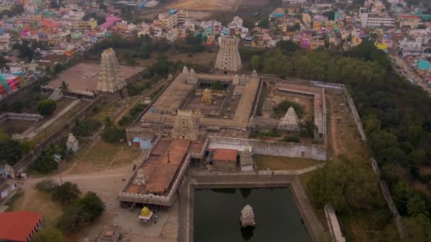Temple sacré de l'Inde du Sud Gopuram à Srirangam Trichi, Inde, vue aérienne 4k 