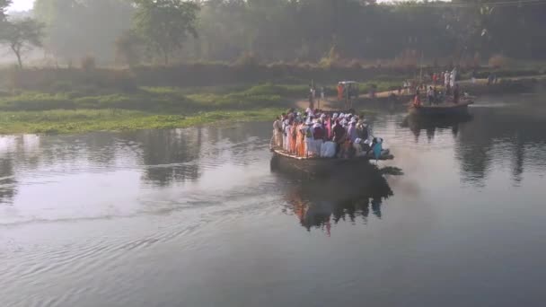 Mayapur Índia Março 2019 Peregrinos Hare Krishna Procissão Barco Beira — Vídeo de Stock