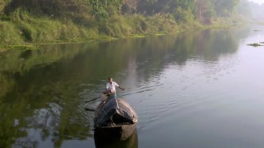 Vrindavan, Hindistan - 02 Mart 2019: Nehirde balıkçı teknesindeki adam, 4k hava aracı