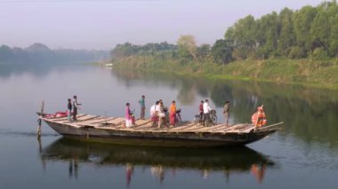 Mayapur, Hindistan - 19 Mart 2019: Hare Krishna seyyahları nehir kıyısındaki bir teknede geçit töreni