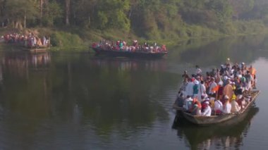 Mayapur, Hindistan - 19 Mart 2019: Hare Krishna seyyahları nehir kıyısındaki bir teknede geçit töreni