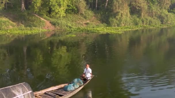 インドのVrindavan 2019年3月2日 川の漁船の男 4K空中ドローン — ストック動画