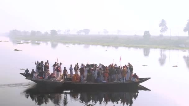 Mayapur Índia Março 2019 Peregrinos Hare Krishna Procissão Barco Beira — Vídeo de Stock