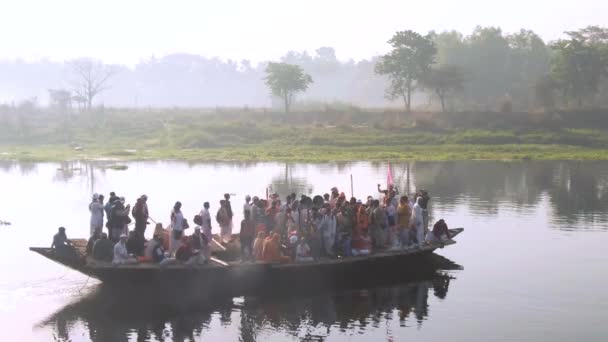 Mayapur Índia Março 2019 Peregrinos Hare Krishna Procissão Barco Beira — Vídeo de Stock