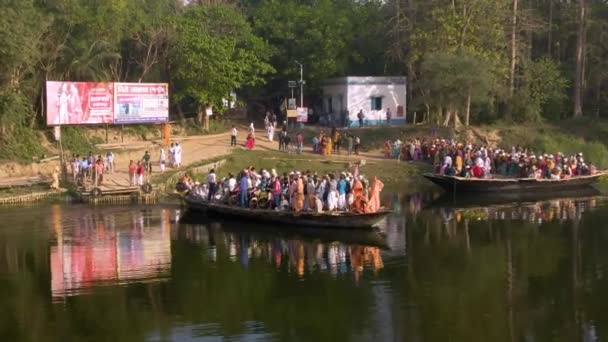 Mayapur Índia Março 2019 Peregrinos Hare Krishna Procissão Barco Beira — Vídeo de Stock