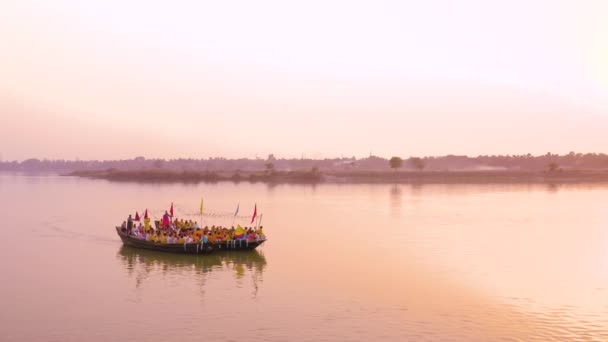 Mayapur Ινδία Μαρτίου 2019 Πορεία Προσκυνητών Του Hare Krishna Βάρκα — Αρχείο Βίντεο