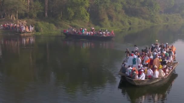 Mayapur Índia Março 2019 Peregrinos Hare Krishna Procissão Barco Beira — Vídeo de Stock