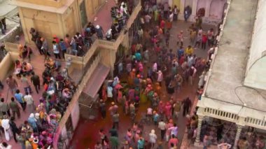 Hindistan 'daki Holi renk festivalinin hava görüntüsü, 4k drone görüntüsü 