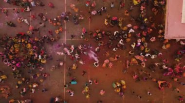 Hindistan 'daki Holi renk festivalinin hava görüntüsü, 4k drone görüntüsü 