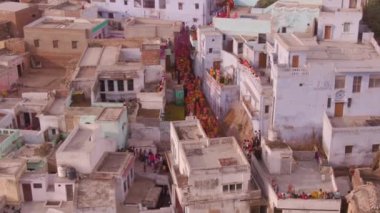 Hindistan 'daki Holi renk festivalinin hava görüntüsü, 4k drone görüntüsü 
