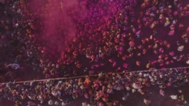 Hindistan 'daki Holi renk festivalinin hava görüntüsü, 4k drone görüntüsü 