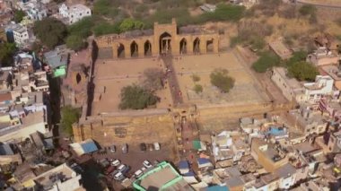 Antik kalıntılar Adhai din ka jhopra, Ajmer, Hindistan, 4k hava aracı, derecelendirilmemiş