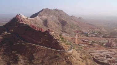 Dağ Jain Tapınağı, Ajmer, Hindistan, 4k hava aracı.