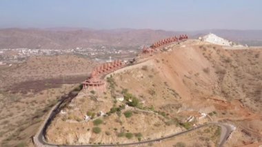 Dağ Jain Tapınağı, Ajmer, Hindistan, 4k hava aracı.