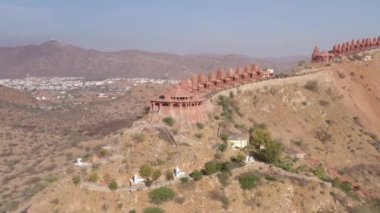 Dağ Jain Tapınağı, Ajmer, Hindistan, 4k hava aracı.