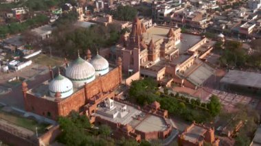Mathura tapınağı ve Jama Mescidi camisi, Hindistan, hava 4k dronu, derecelendirilmemiş.