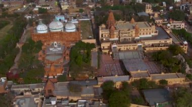 Mathura tapınağı ve Jama Mescidi camisi, Hindistan, hava 4k dronu, derecelendirilmemiş.