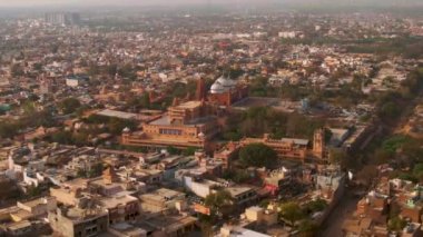 Mathura tapınağı ve Jama Mescidi camisi, Hindistan, hava 4k dronu, derecelendirilmemiş.
