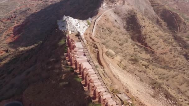 山の眺めジャイナ教寺院インドアジュマー4K空中無人偵察機 — ストック動画