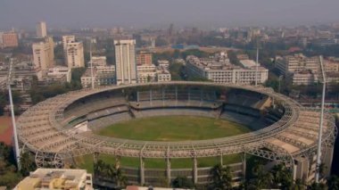 Mumbai ufuk çizgisi, Hindistan, Deniz Kuvvetleri alanı, 4k İHA gökyüzü görüntüsü