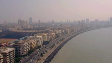 Mumbai ufuk çizgisi, Hindistan, Deniz Kuvvetleri alanı, 4k İHA gökyüzü görüntüsü