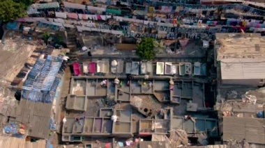 Mumbai, Hindistan, Dhobi ghatları okyanus kenarında gecekondu mahalleleri, 4k hava aracı görüntüleri.