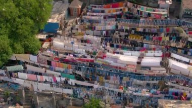 Mumbai, Hindistan - 02.03.2019: İkamet bölgesi üzerinde uçmak, hava manzarası, 4k insansız hava aracı görüntüleri