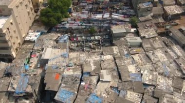 Mumbai, Hindistan, Dhobi ghatları okyanus kenarında gecekondu mahalleleri, 4k hava aracı görüntüleri.