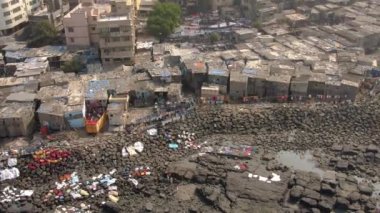 Mumbai, Hindistan, Dhobi ghatları okyanus kenarında gecekondu mahalleleri, 4k hava aracı görüntüleri.