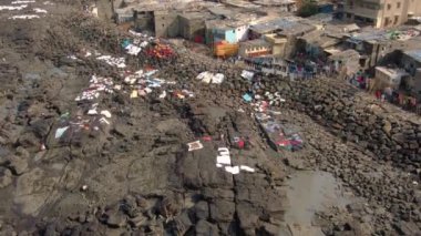 Mumbai, Hindistan, Dhobi ghatları okyanus kenarında gecekondu mahalleleri, 4k hava aracı görüntüleri.