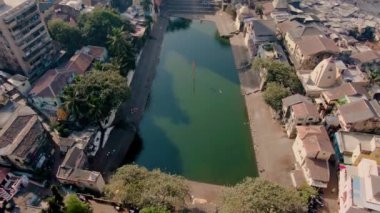 Mumbai, Hindistan - 2 Mart 2019: Şehrin üzerinde uçmak, hava manzarası, 4k drone görüntüleri