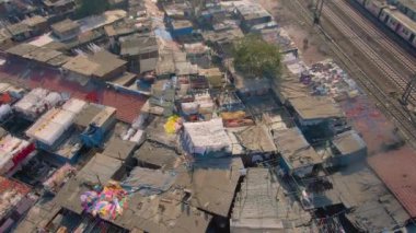 Mumbai, Hindistan, Dhobi ghatları okyanus kenarında gecekondu mahalleleri, 4k hava aracı görüntüleri.