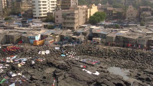 Mumbai India Dhobi Ghats Slums Ocean Aerial Drone Footage — Vídeos de Stock