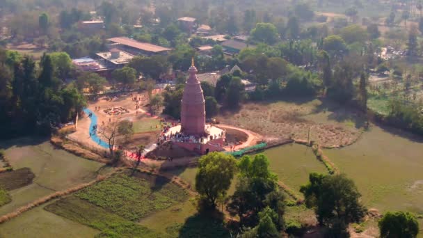 インドのゴヴァルダンにあるマダナ モハナ寺院 4Kの空中ドローン映像 — ストック動画