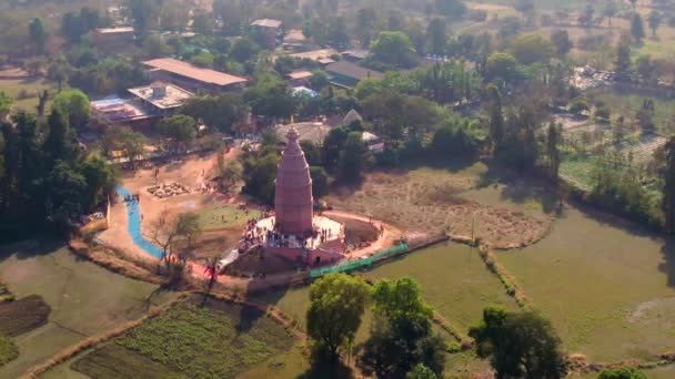 インドのゴヴァルダンにあるマダナ モハナ寺院 4Kの空中ドローン映像 — ストック動画