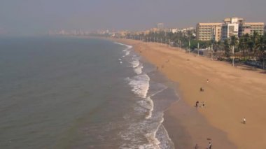 Mumbai 'deki Juhu Plajı' ndaki insanlar, 4K 'lık antenler sınıflandırılmamış.