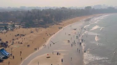 Mumbai 'deki Juhu Plajı' ndaki insanlar, 4K 'lık antenler sınıflandırılmamış.