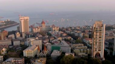 Mumbai, Hindistan - 2 Mart 2019: Şehrin üzerinde uçmak, hava manzarası, 4k drone görüntüleri