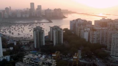 Mumbai, Hindistan - 2 Mart 2019: Şehrin üzerinde uçmak, hava manzarası, 4k drone görüntüleri