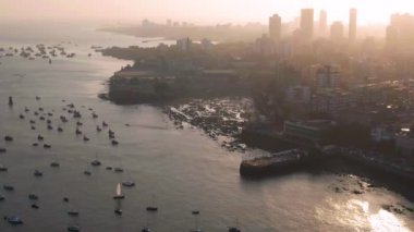 Mumbai körfezi yakınlarındaki balıkçı tekneleri, 4K 'lık derecelendirilmemiş hava gemileri.