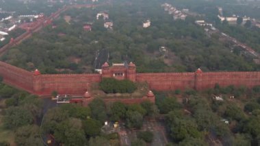 Delhi, Hindistan 'da kırmızı kale, 4k hava aracı görüntüsü.